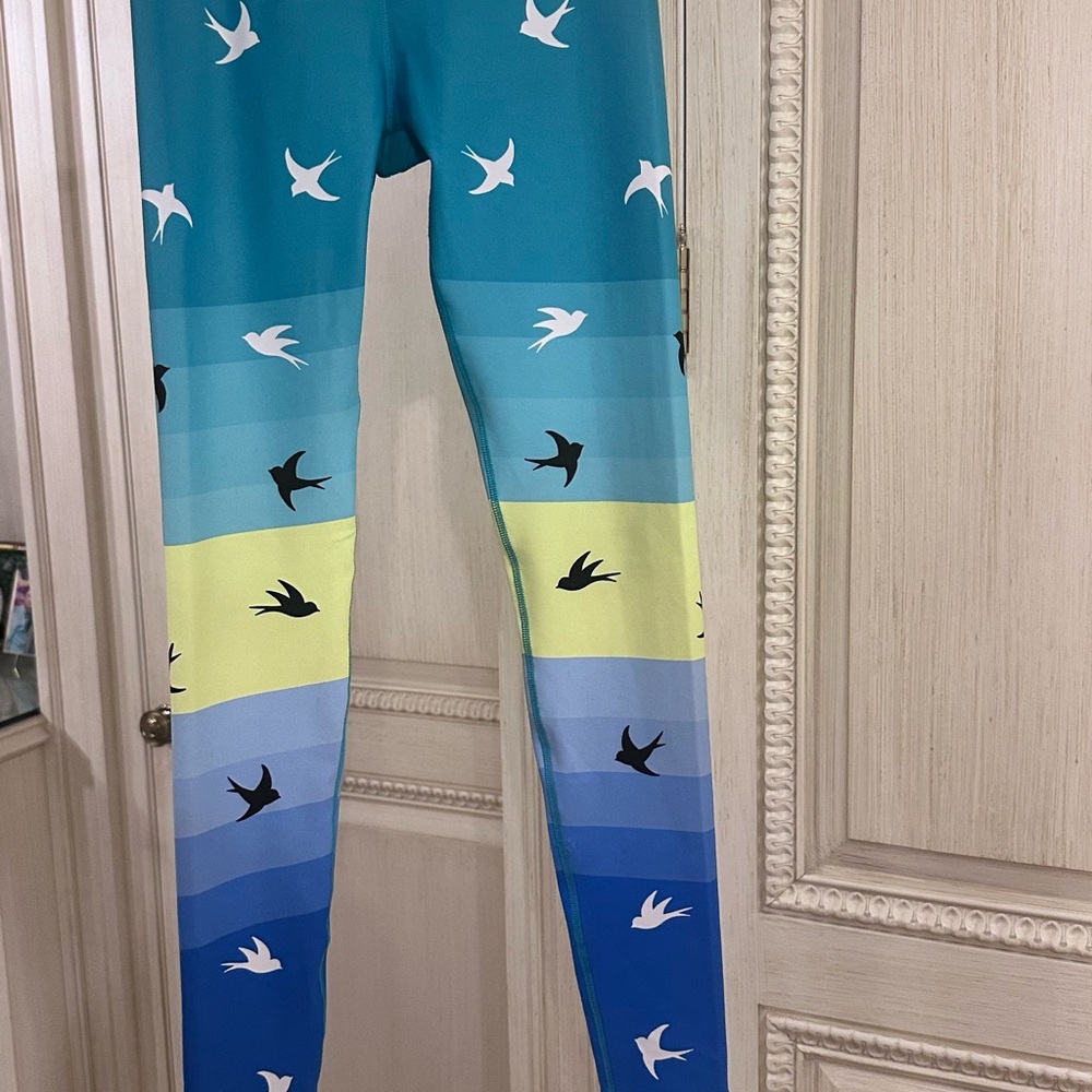 Super cute leggings. Like new. Size small